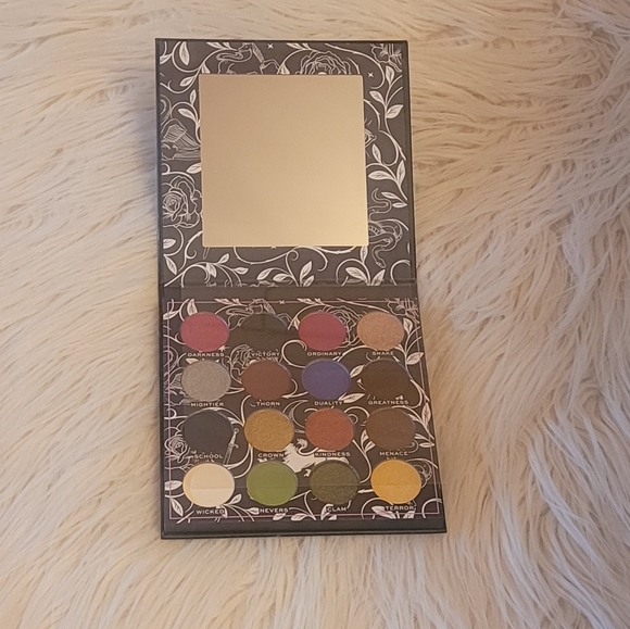 Revolution Beauty The School for Good & Evil X Revolution Nevers Shadow Palette - Picture 9 of 11